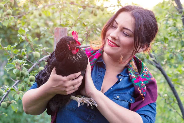 Style Champêtre Souriante Fille Tient Poulet Dans Main — Photo