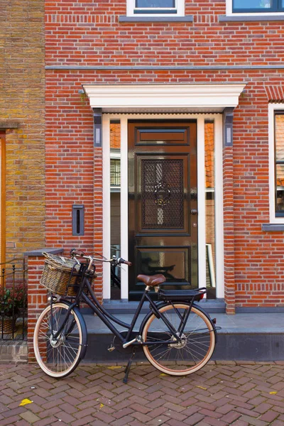 自行车附近的传统荷兰砖沃尔玛 — 图库照片