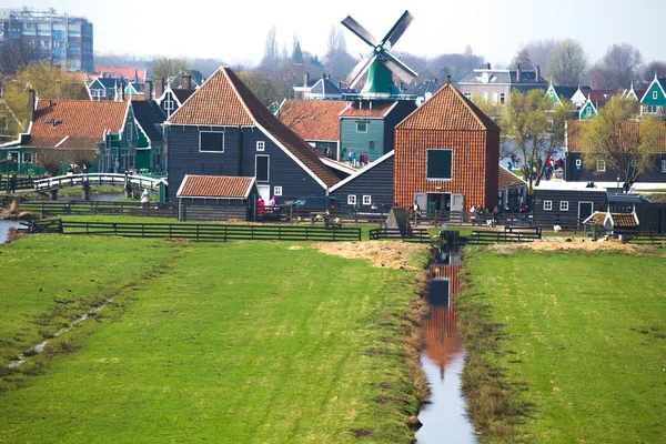 オランダ ザーンセ スカンスの風車 夏ダのオランダ — ストック写真