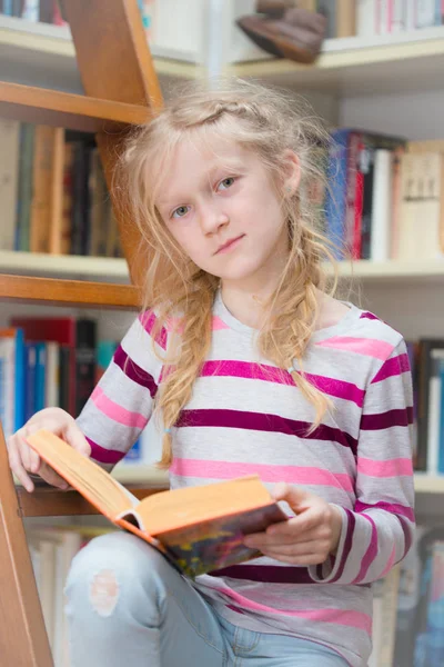 Criança Lendo Livro Biblioteca Privada — Fotografia de Stock