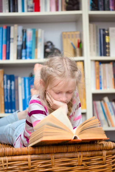 Criança Lendo Livro Biblioteca Privada — Fotografia de Stock