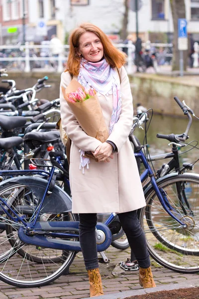 Дівчина Букетом Тюльпани Стоячи Вулиці Amsterda — стокове фото