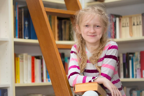 Kind Lezen Van Een Boek Bij Particuliere Librar — Stockfoto