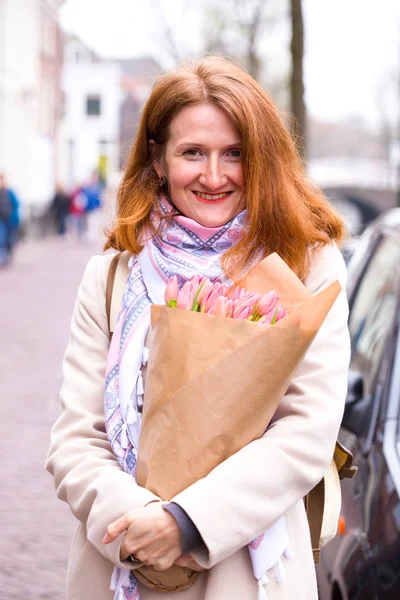 Девушка Букетом Тюльпанов Стоящих Улице Астаны — стоковое фото