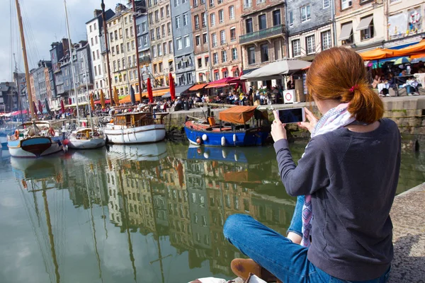 Menina Sentado Cais Tomar Tiro Honfleur Porto Com Seu Smartphon — Fotografia de Stock