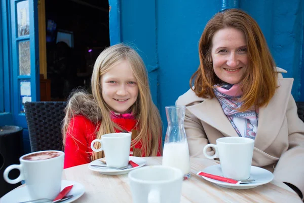 母と娘で 伝統的なフランスのカフェ — ストック写真