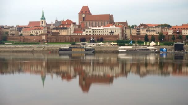 トルン旧市街パノラマ日の出時に ポーランドのヴィスワ川の上 — ストック動画