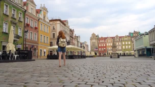 女孩游客走在波兰城市波兹南的主广场 Rynek — 图库视频影像
