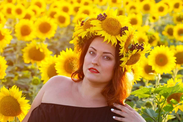 Ragazza Ucraina Una Ghirlanda Girasoli Campo Girasoli Ucraina — Foto Stock