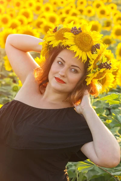 Chica Ucraniana Una Corona Girasoles Campo Girasoles Ukrain —  Fotos de Stock