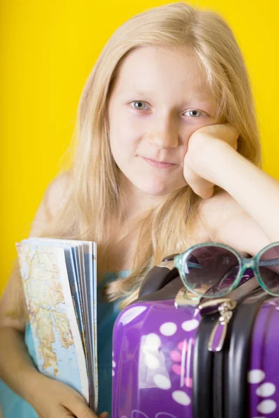 Happy Σαββατοκύριακο Χαμογελαστό Κορίτσι Πηγαίνει Ταξίδι Αποσκευές Χάρτη Glasse — Φωτογραφία Αρχείου