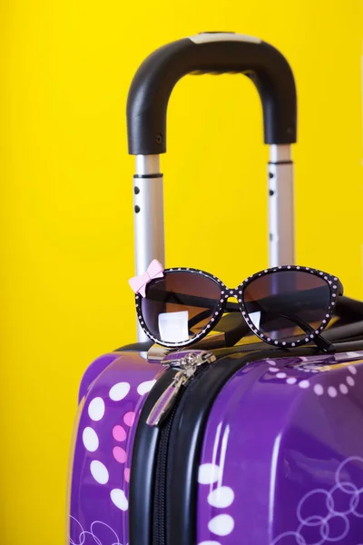 Szczęśliwy Wakacje Zamiar Podróży Bagaż Mapa Okulary Żółtym Tle — Zdjęcie stockowe