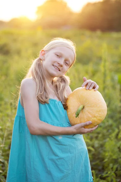 Vacaciones Verano Una Niña Pueblo Chica Divertida Con Calabaza Jardín —  Fotos de Stock