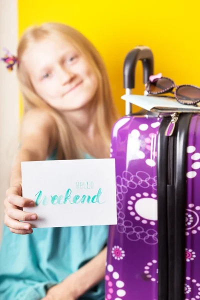 Gelukkig Weekend Lachende Meisje Gonna Reis Bagage Kaart Glazen Inscriptie — Stockfoto