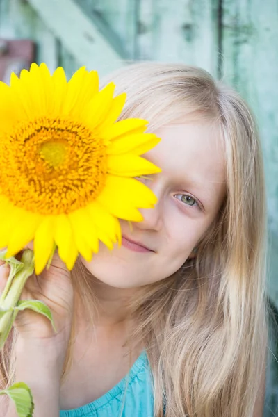 Lato Portret Dziewczynki Uśmiechający Się Sunflowe — Zdjęcie stockowe