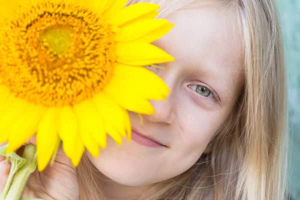 Verano Retrato Una Niña Sonriente Con Solarium —  Fotos de Stock