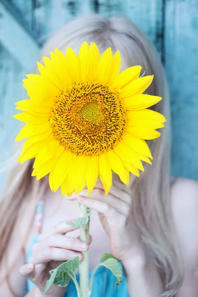 Été Portrait Une Petite Fille Souriante Avec Sunflowe — Photo