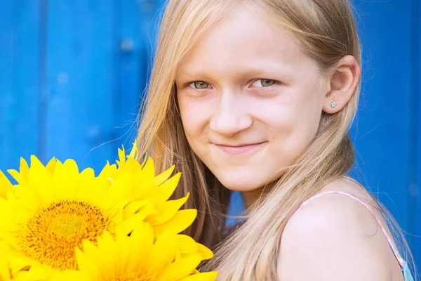 Yaz Bir Sunflowe Ile Küçük Bir Gülümseyen Kız Portresi — Stok fotoğraf