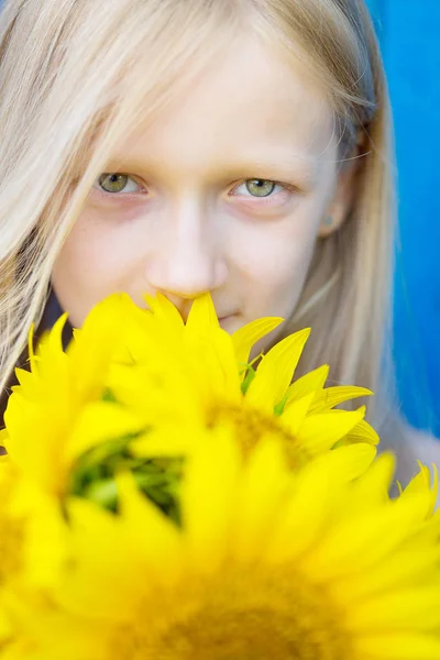 Léto Portrét Usměvavá Holčička Sunflowe — Stock fotografie