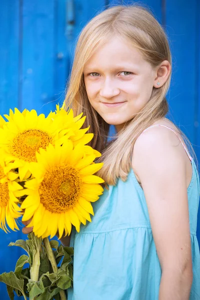 Zomer Portret Van Een Lachende Meisje Met Een Sunflowe — Stockfoto