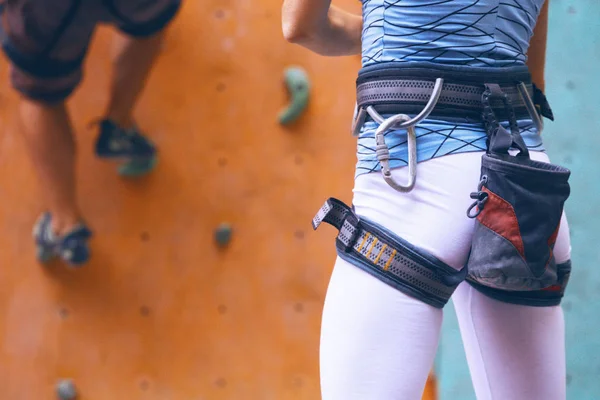 ボルダリングの壁を登る少女 チョーク バッグ閉じる — ストック写真