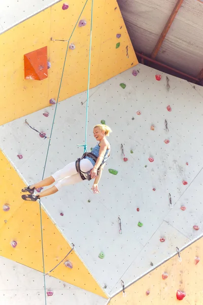 Άθλημα Bouldering Κορίτσι Ανεβαίνοντας Wal — Φωτογραφία Αρχείου