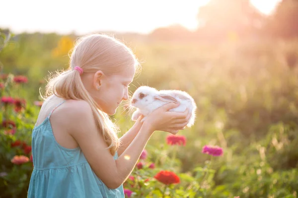 Красивая Маленькая Девочка Держит Руках Белого Кролика Гарде — стоковое фото