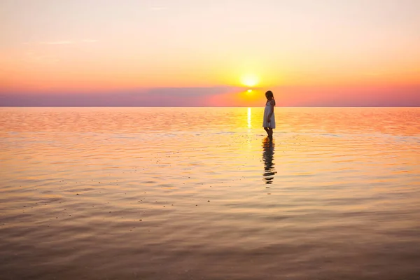 幸せな週末 海で夕日を少女に見えます アゾフ海 Ukrain でウクライナの風景 — ストック写真