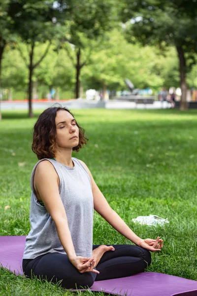 Gezonde Leefstijl Meisje Doen Yoga Het Park Gezonde Yoga Concep — Stockfoto