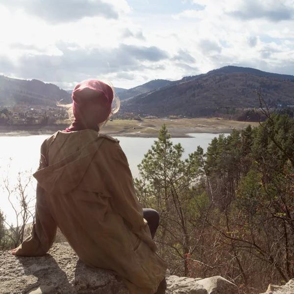 Mädchen Hipster Sitzt Auf Dem Hintergrund Der Rumänischen Karpaten Berg — Stockfoto