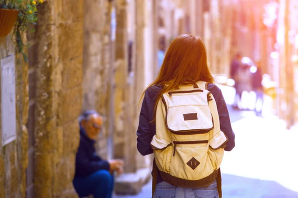 Menina Turista Caminhando Cidade Velha Pitigliano Toscana Ital — Fotografia de Stock