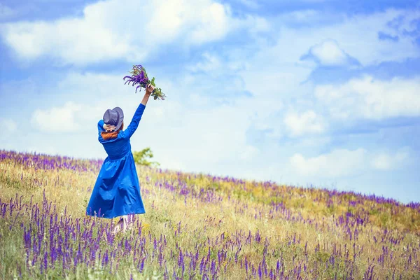 Лето Красивая Девушка Лугу Букетом Полевых Цветов Традиционным Украинским Ландшафтом — стоковое фото