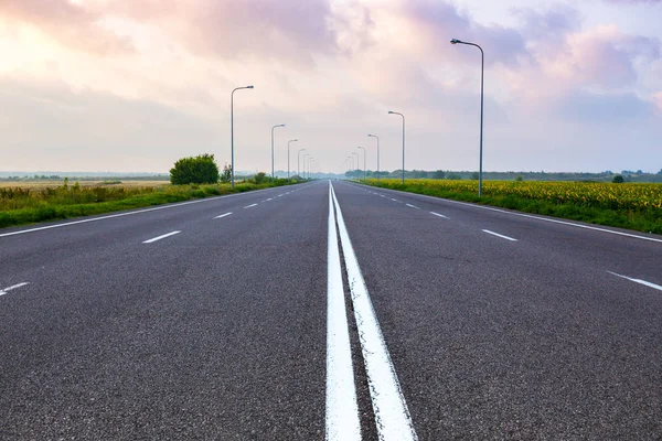 Autosnelweg Een Lege Vlakke Weg Bij Daw — Stockfoto