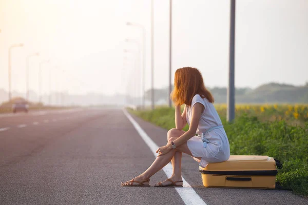 Problemas Viaje Chica Está Sentada Una Maleta Amarilla Lado Roa — Foto de Stock