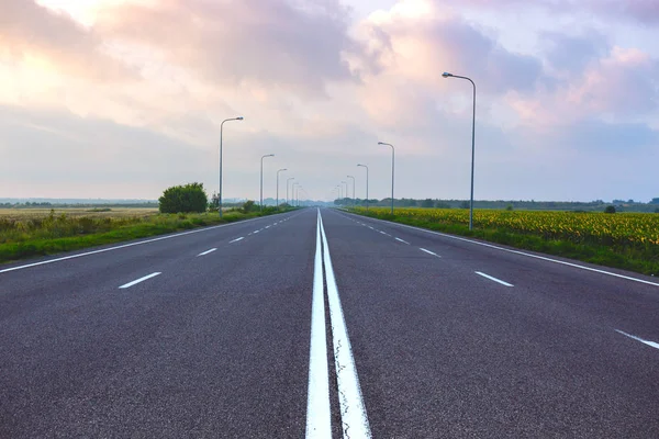 Autosnelweg Een Lege Vlakke Weg Bij Daw — Stockfoto