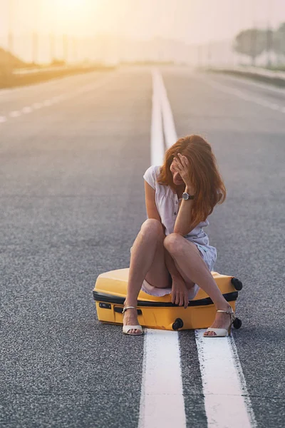 Probleme Auf Der Reise Das Mädchen Sitzt Auf Einem Gelben — Stockfoto