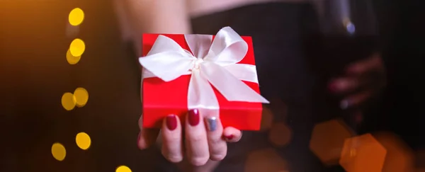 Meisje Mooi Cadeau Voor Dag Van Valentijnskaarten Houden Rode Witte — Stockfoto