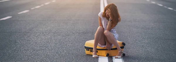 Probleme Auf Der Reise Das Mädchen Sitzt Auf Einem Gelben — Stockfoto