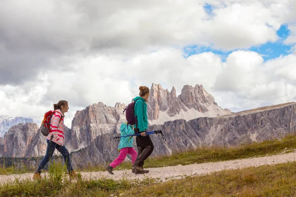 Familia Feliz Sonriente Madre Dos Hermanas Niñas Excursionistas Las Montañas — Foto de Stock