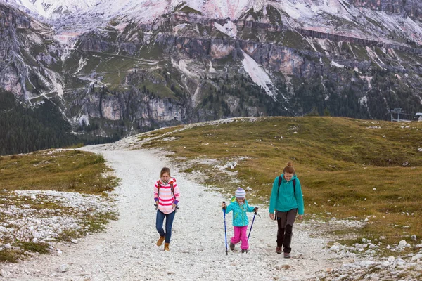 Mutlu Aile Anne Iki Kız Kardeş Kız Yürüyüşçü Dağlar Dolomites — Stok fotoğraf