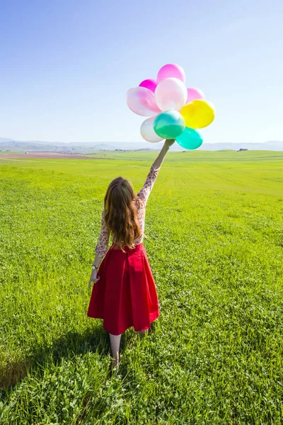 Gelukkig Meisje Weilanden Toscaanse Met Kleurrijke Ballonnen Tegen Blauwe Lucht — Stockfoto