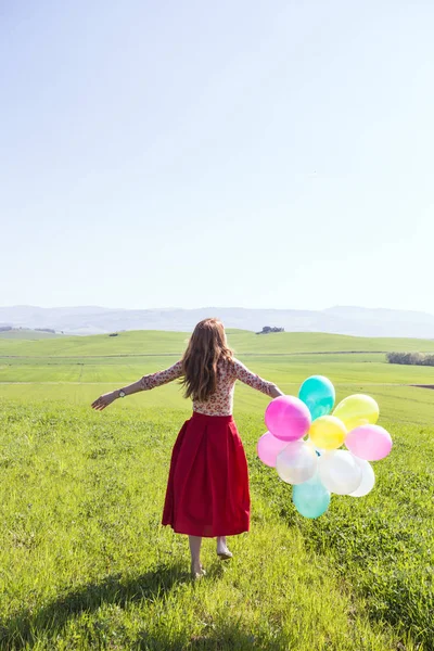 Gelukkig Meisje Weilanden Toscaanse Met Kleurrijke Ballonnen Tegen Blauwe Lucht — Stockfoto