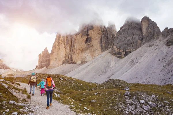 幸せな家族の笑顔の母と 人の姉妹の女の子ハイカー山岳ドロミテ イタリアで Tre Cime Lavared — ストック写真