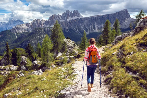 Boldog Mosolygó Lány Túrázó Hegyek Dolomitok Olaszország Cinque Torr — Stock Fotó