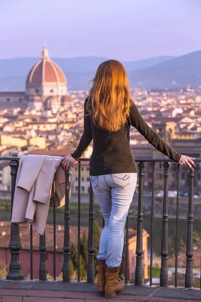 Mädchen Betrachtet Die Stadt Florenz Vom Standpunkt Aus — Stockfoto