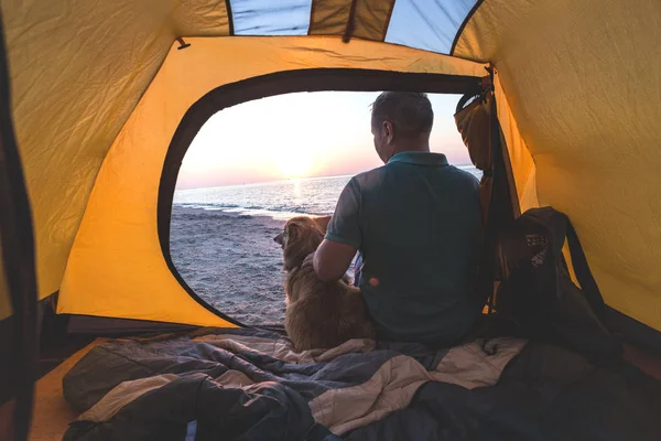 Fine Settimana Felice Riva Mare Uomo Con Cane Una Tenda — Foto Stock