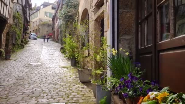法国迪南 2018年4月6日 法国布列塔尼 迪南市中心空旷而美丽的街道 有古老的传统房屋 — 图库视频影像