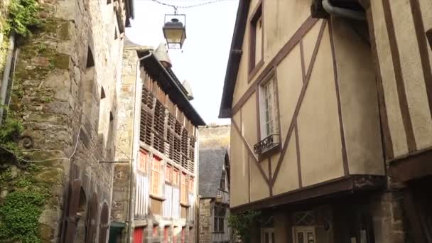 フランスのディナン エイプリル06 2018 フランスのブルターニュ ディナンの中心部にある古い伝統的な家屋のある空の美しい通りの眺め — ストック動画