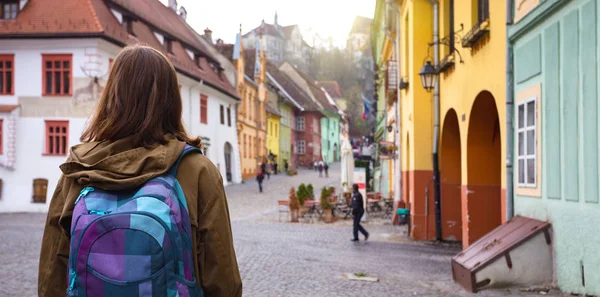 Menina Hipster Andando Bela Rua Cidade Velha Sighisoara Romani — Fotografia de Stock