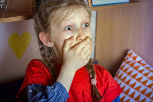 Mal Regarder Télévision Les Nouvelles Petite Fille Est Peur Regarder — Photo